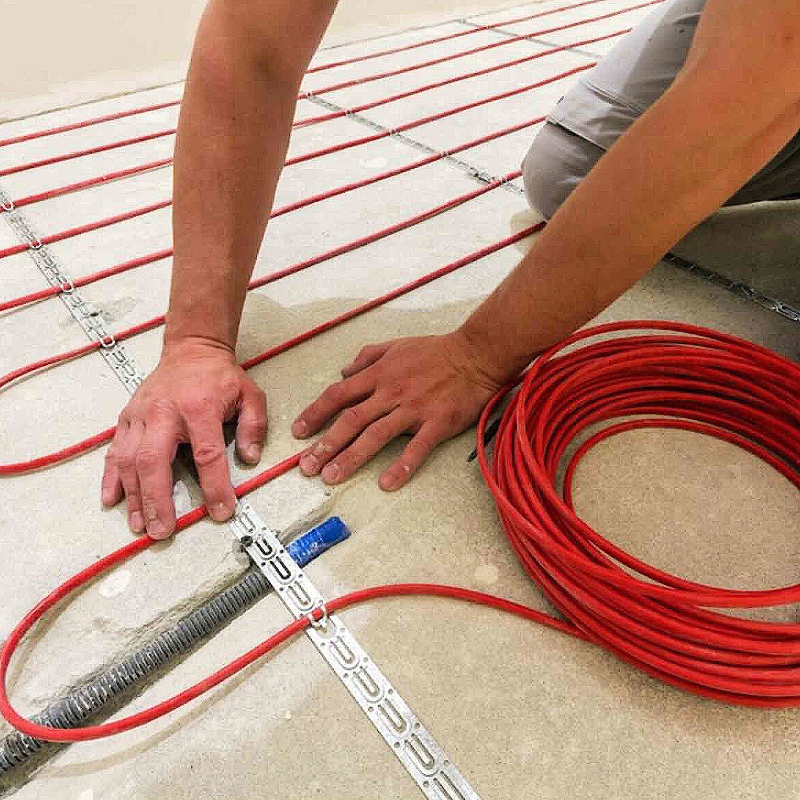 Heating cable - flexibly adaptable to any shape
