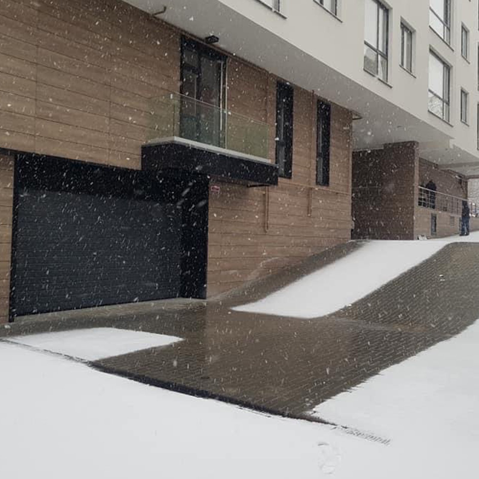 Freiflächenheizungen sichern Gehwege, Zuwegungen, Parkflächen bei Schnee und Eisglätte