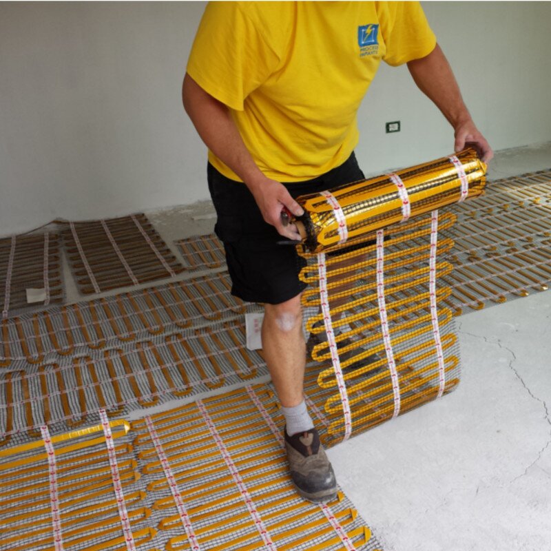 Laying a thin-bed heating mat as underfloor heating
