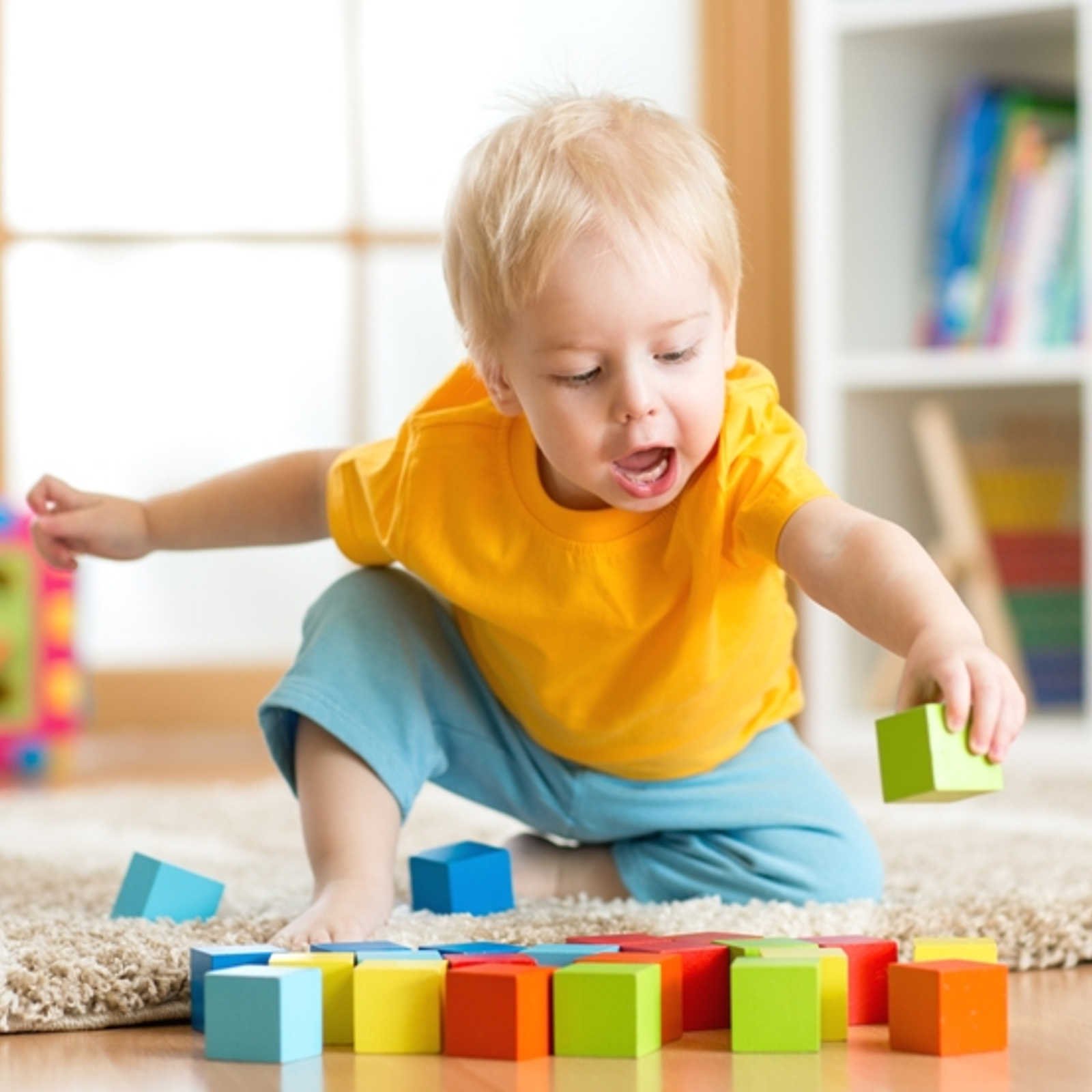 Gerade kleine Kinder spielen häufig auf dem Boden. Eine Teppichheizung ist die ideale Lösung.